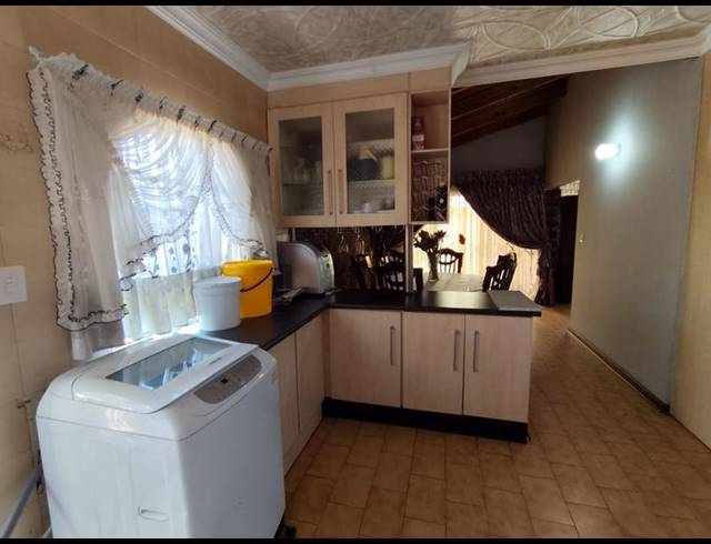 4 BEDROOM HOUSE FOR SALE IN THE ORCHARDS